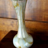 Vase en verre soufflé à col dentelé, blanc marbré à inclusions d'or - fin XIXème