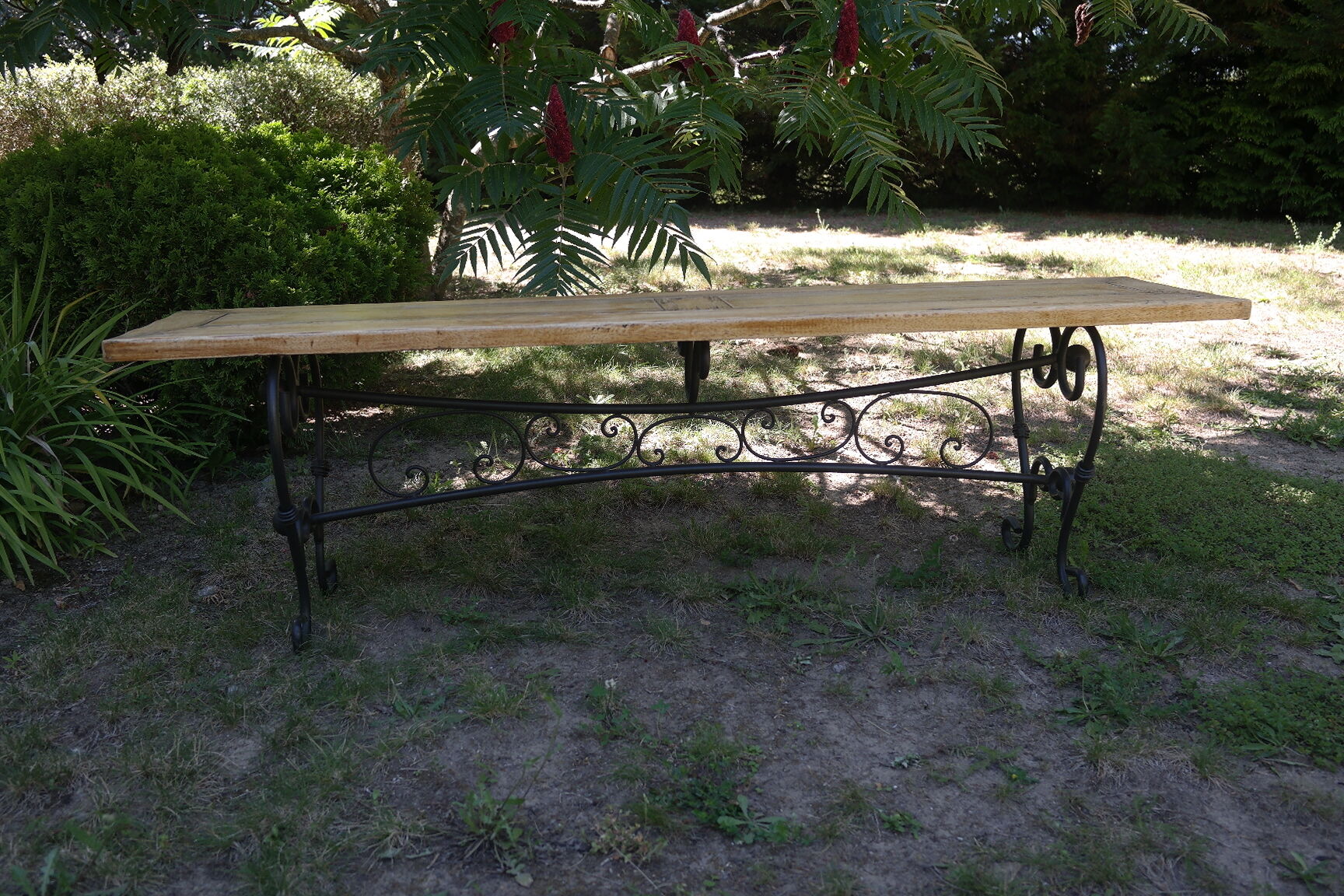 Pairs of benches in light wood and tubular metal