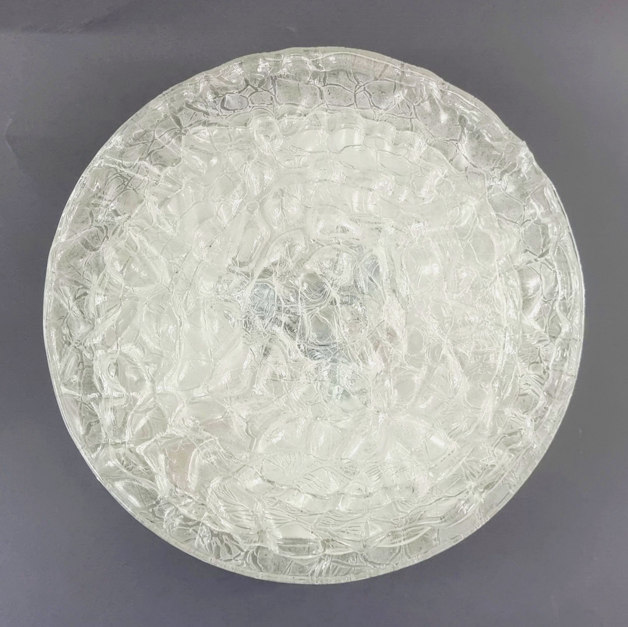 Paire de grands plafonniers en verre de glace Murano de Doria, années 1960.