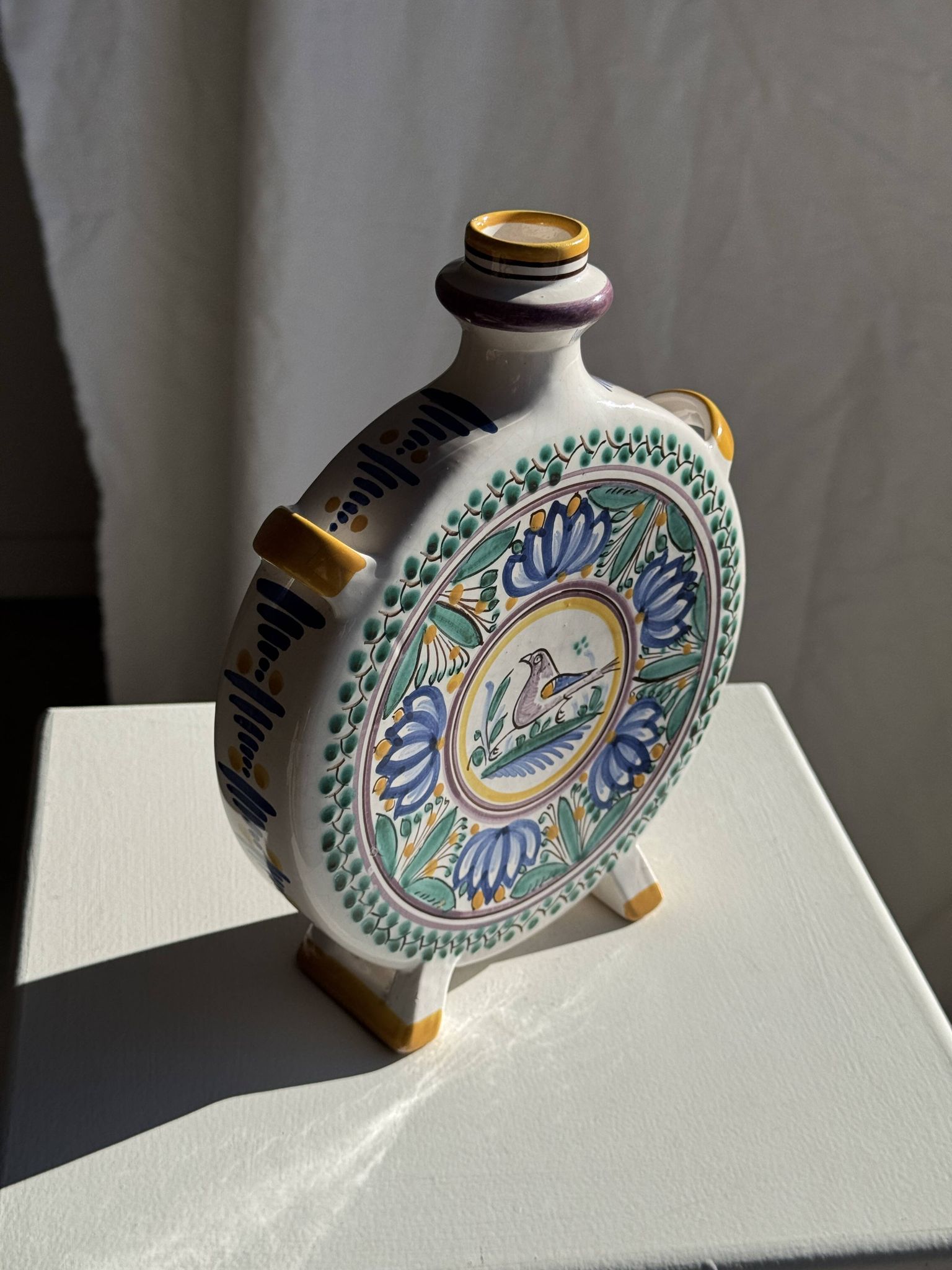 Vintage flat plate in white Modra earthenware, hand-painted.