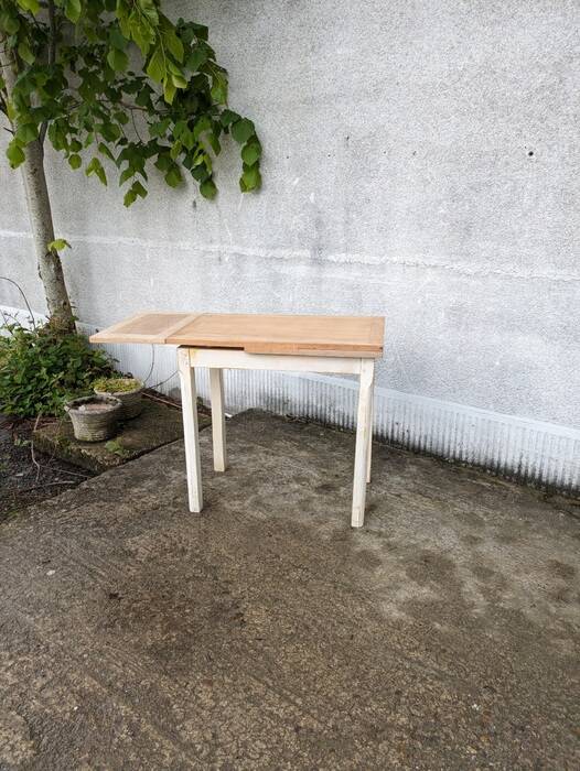 Extendable table, extendable table