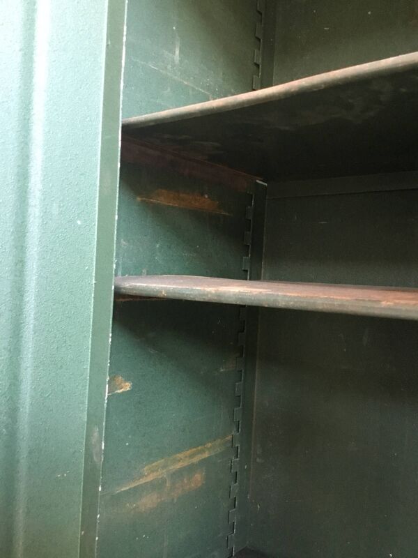 Armoire industrielle d’atelier en métal riveté - vintage 1960