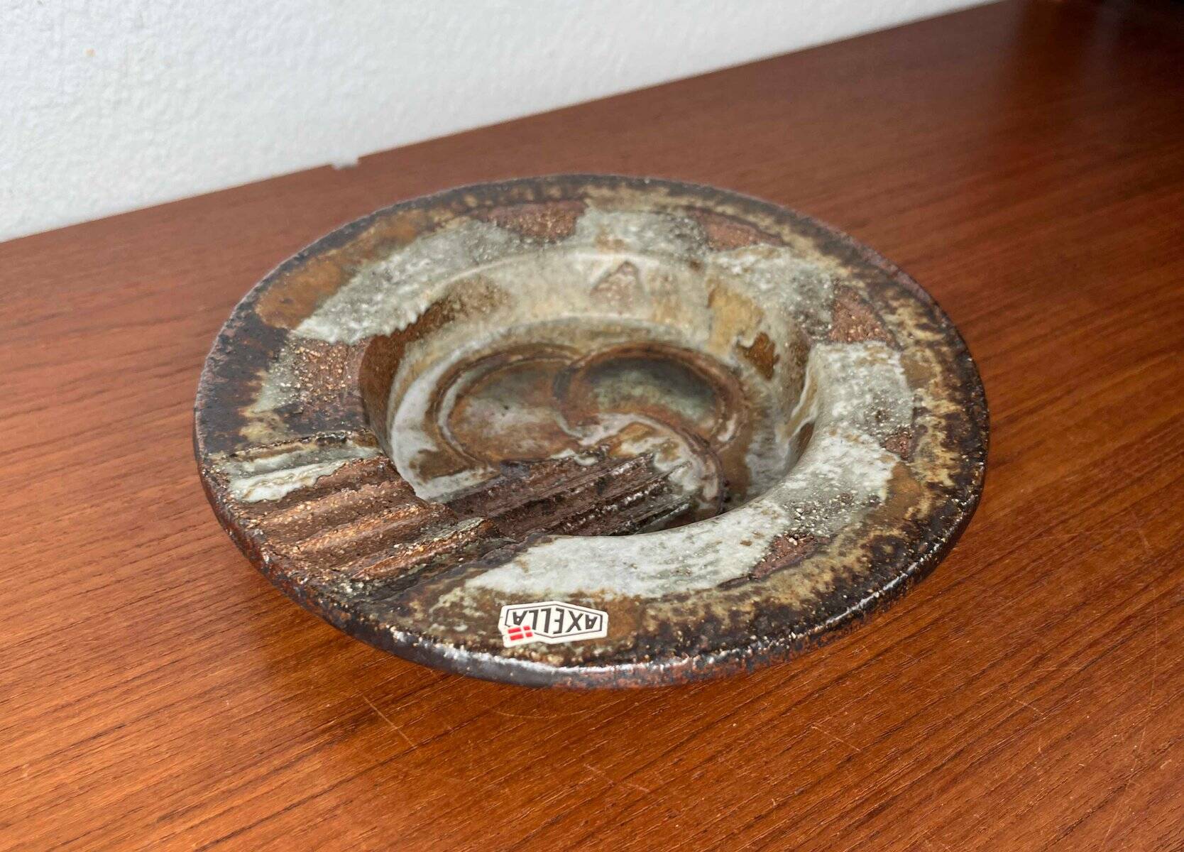 Bowl in studio pottery from mid-century Danish by Aksel Larsen for Axella, 1960s.