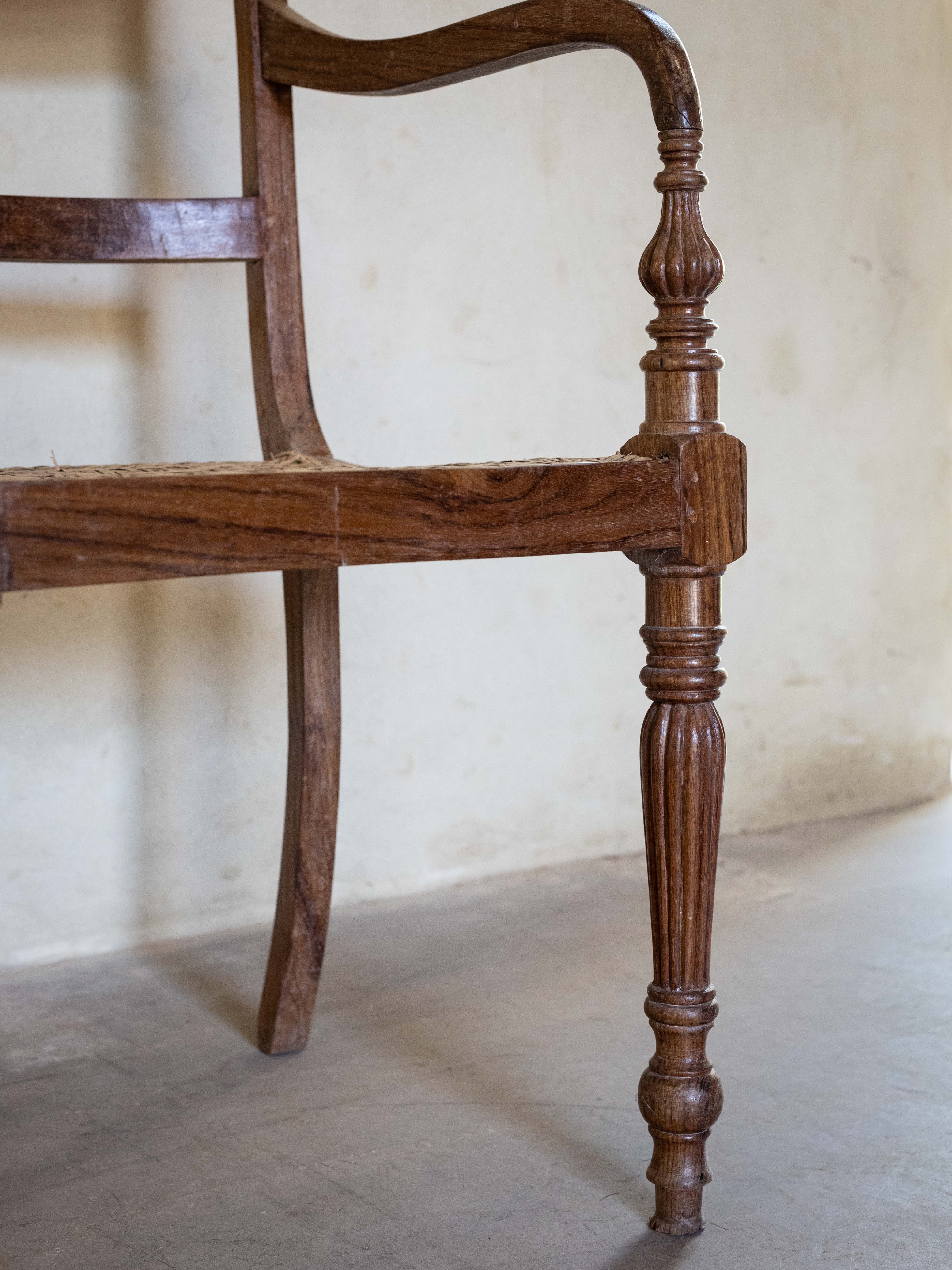 Fauteuil indonésien en acajou et cannage