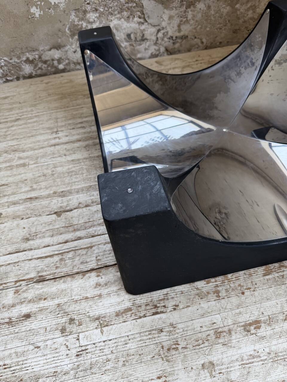 Table basse socle moulé et chrome, années 70
