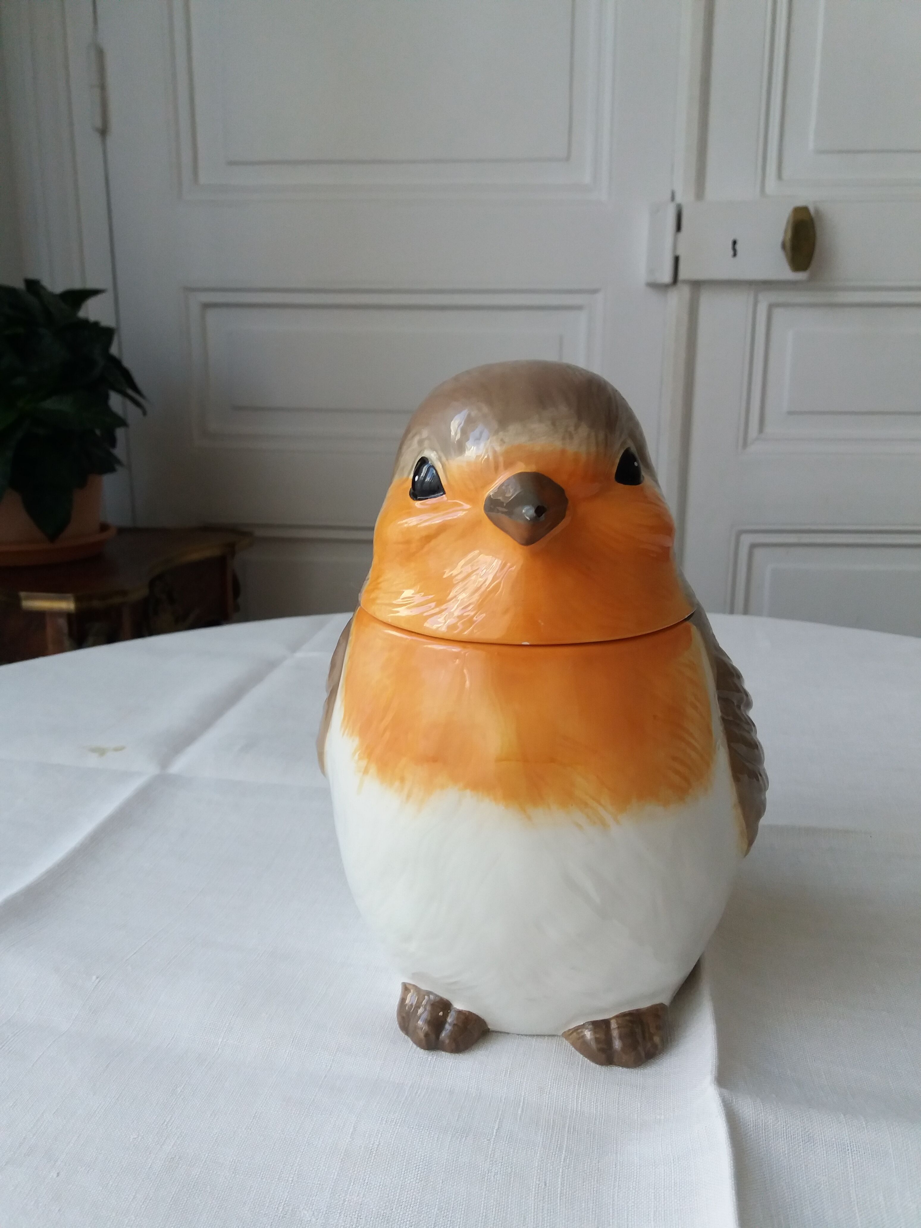 Covered jar jar jar in the shape of a bird