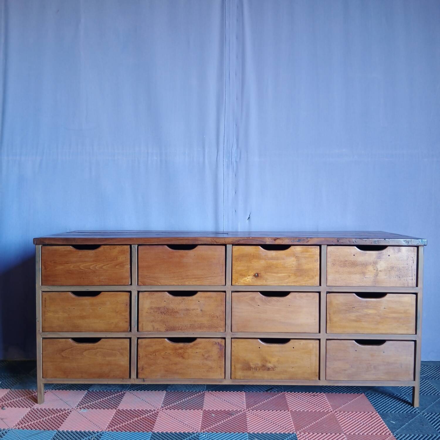 Workshop furniture, drawer furniture, industrial furniture.