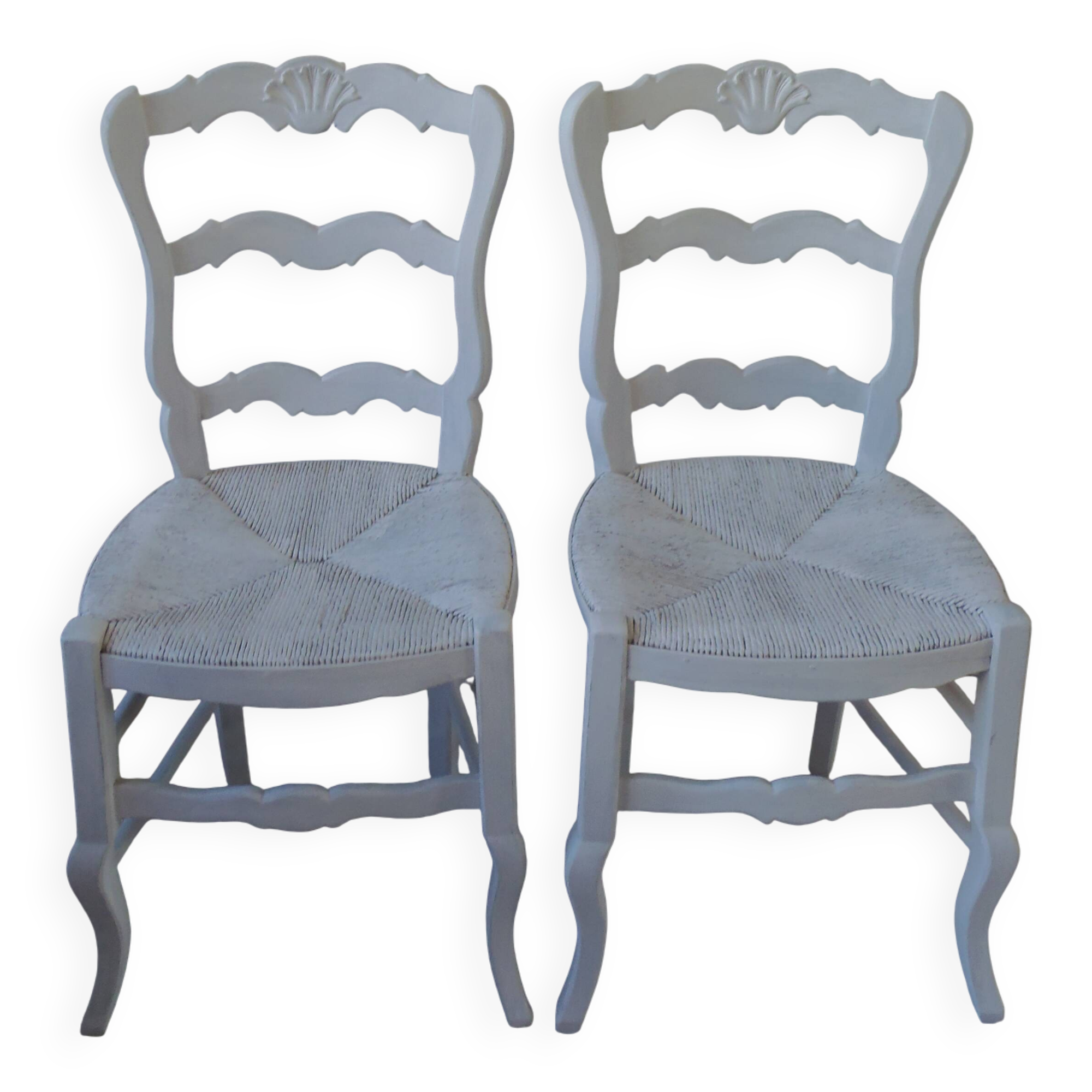Duo de chaises style campagne réenchantées en gris perle.