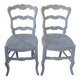 Duo de chaises style campagne réenchantées en gris perle.