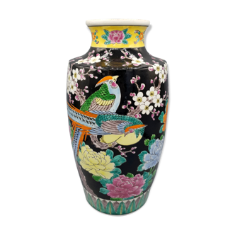 Black-bottomed enamelled porcelain vase - Japan