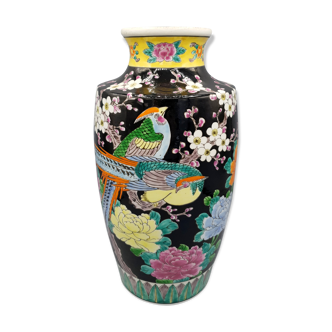 Vase en porcelaine émaillée à fond noir Japon