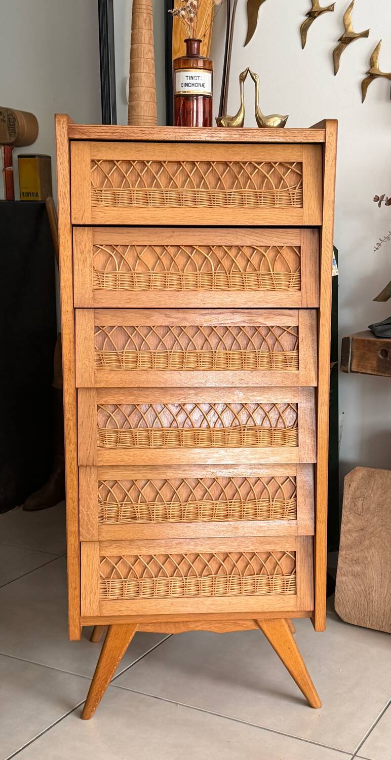 Vintage 1960s chest of drawers / chiffonnier with tapered legs and rattan.