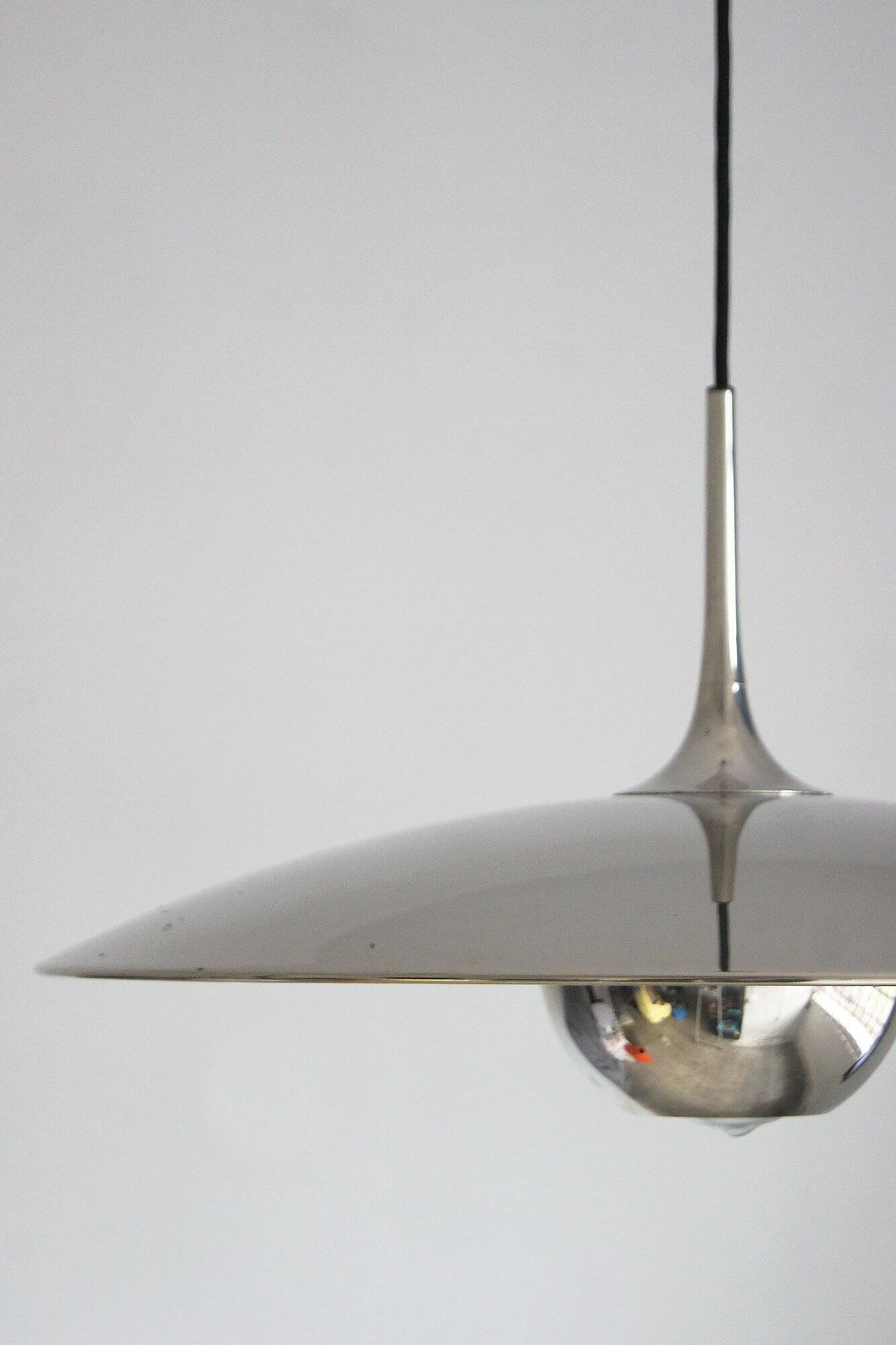 Suspension à contrepoids argentée modèle Onos 55 de Florian Schulz