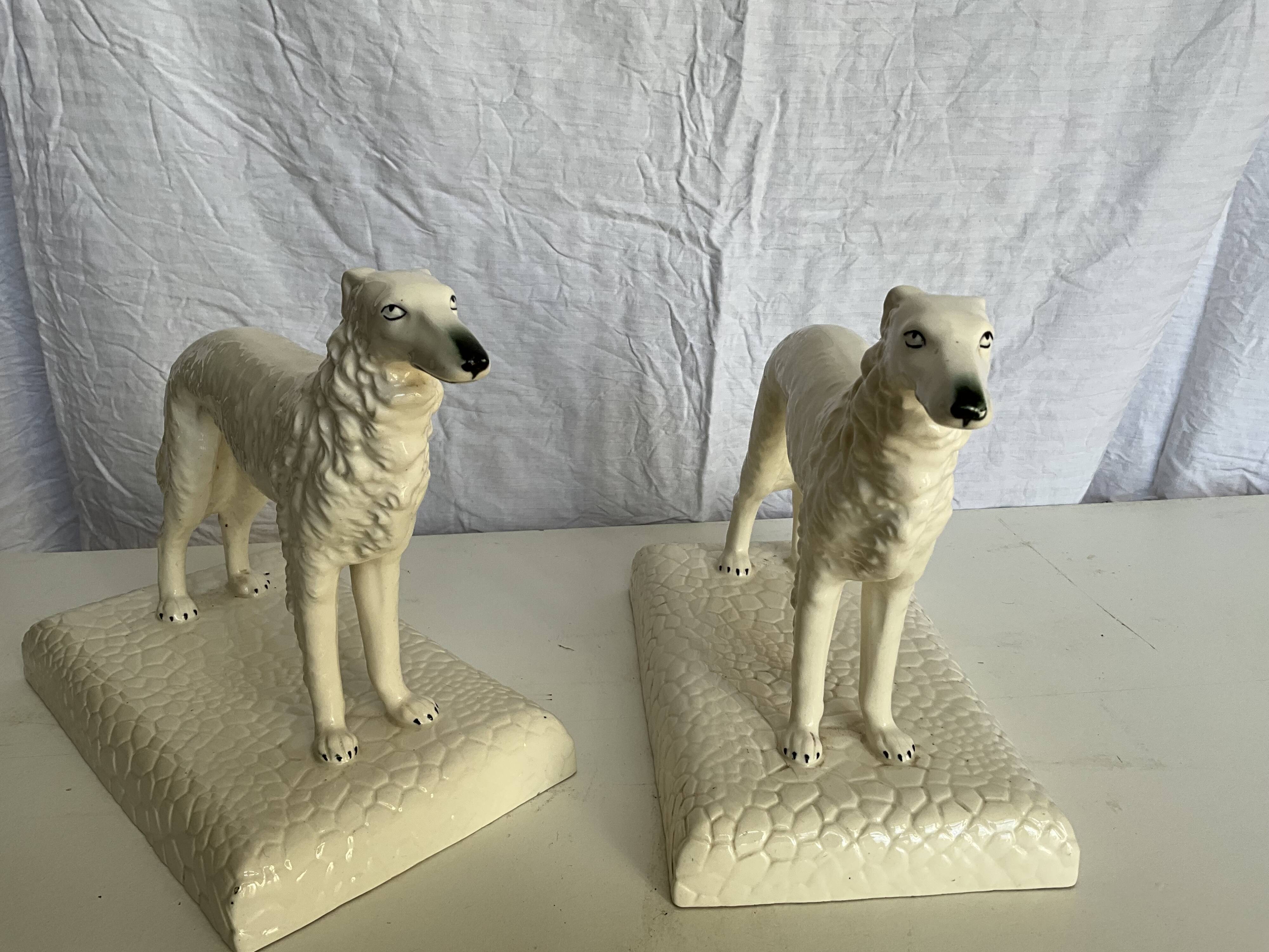 Rare paire de figurines en porcelaine de greyhound/borzoi. Tchécoslovaquie