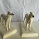 Rare paire de figurines en porcelaine de greyhound/borzoi. Tchécoslovaquie