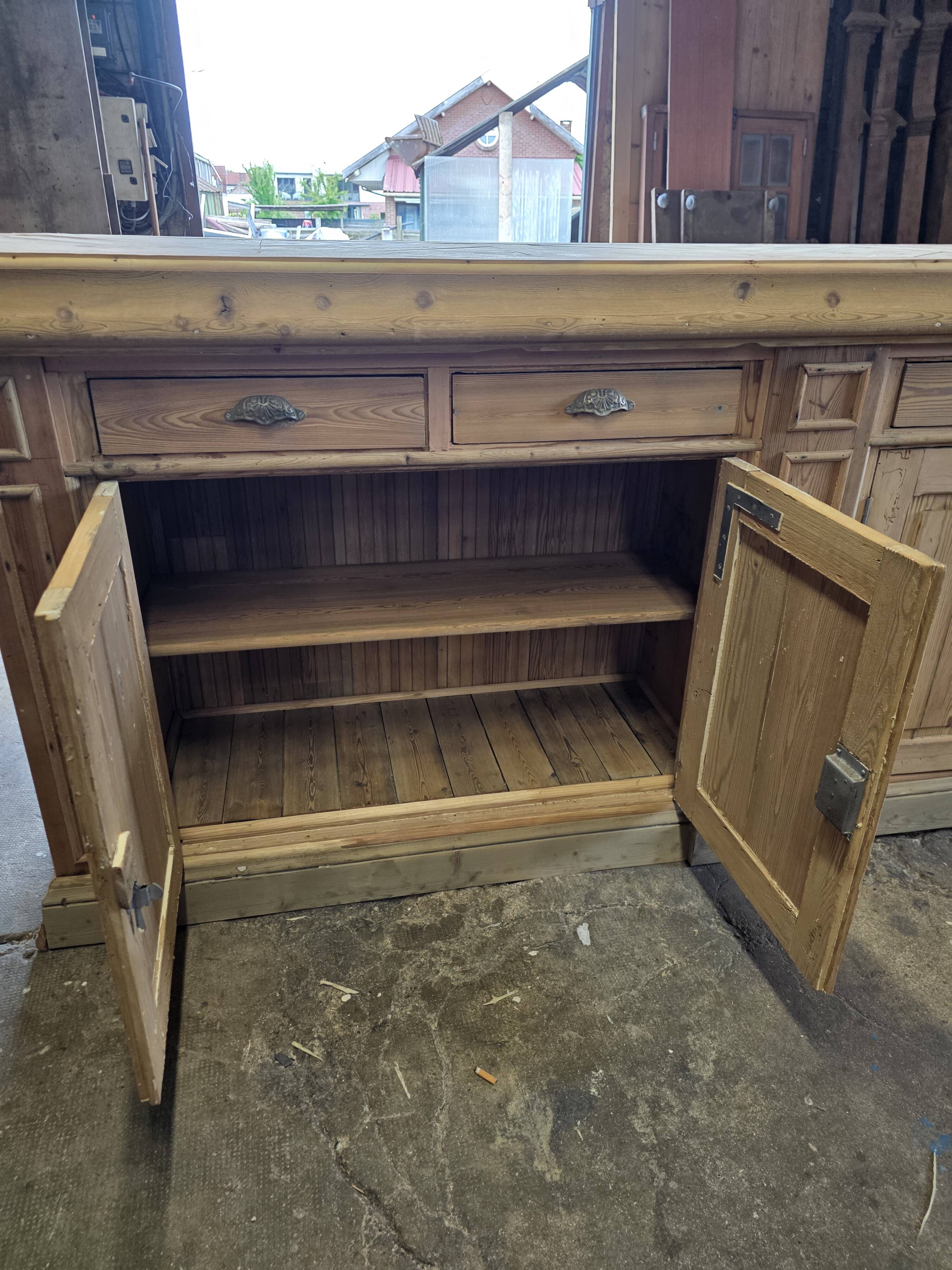 Bistro counter with a Hungarian point design.
