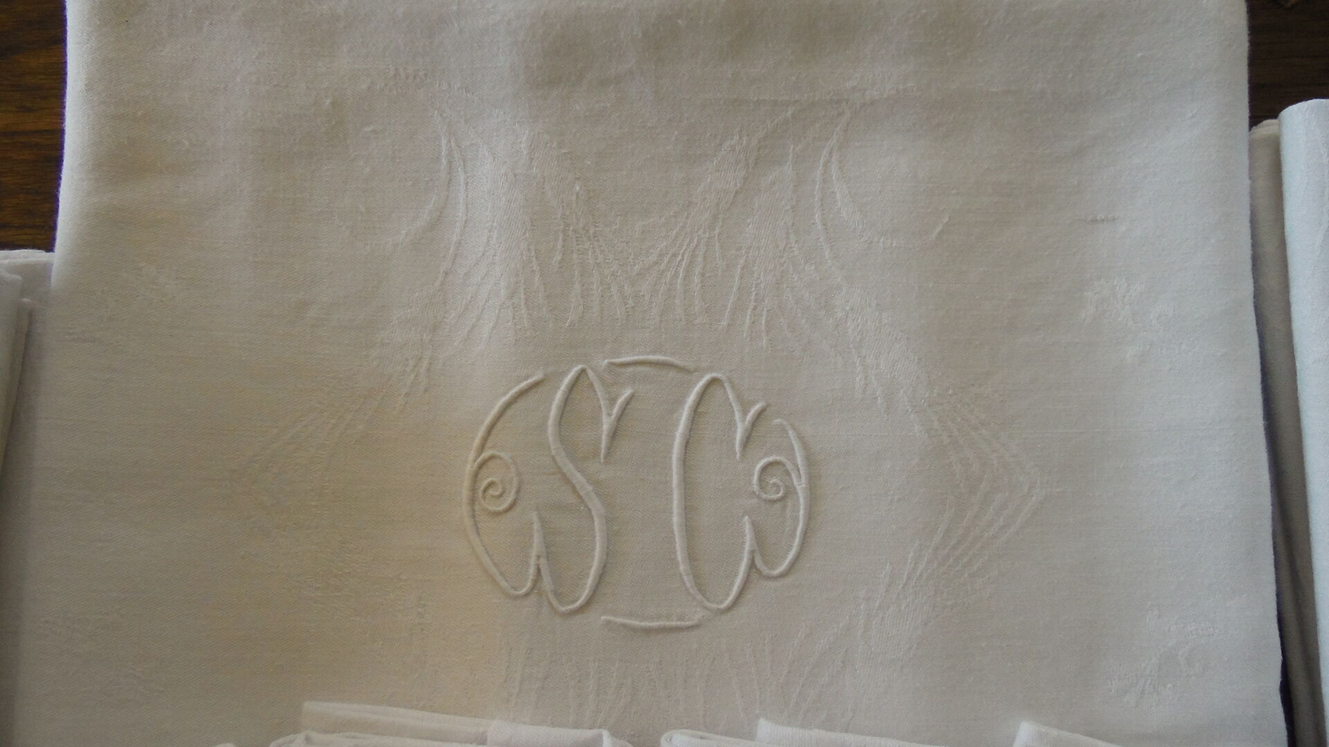 Nappe damassée et ses 12 serviettes brodé monogramme SC damas floral