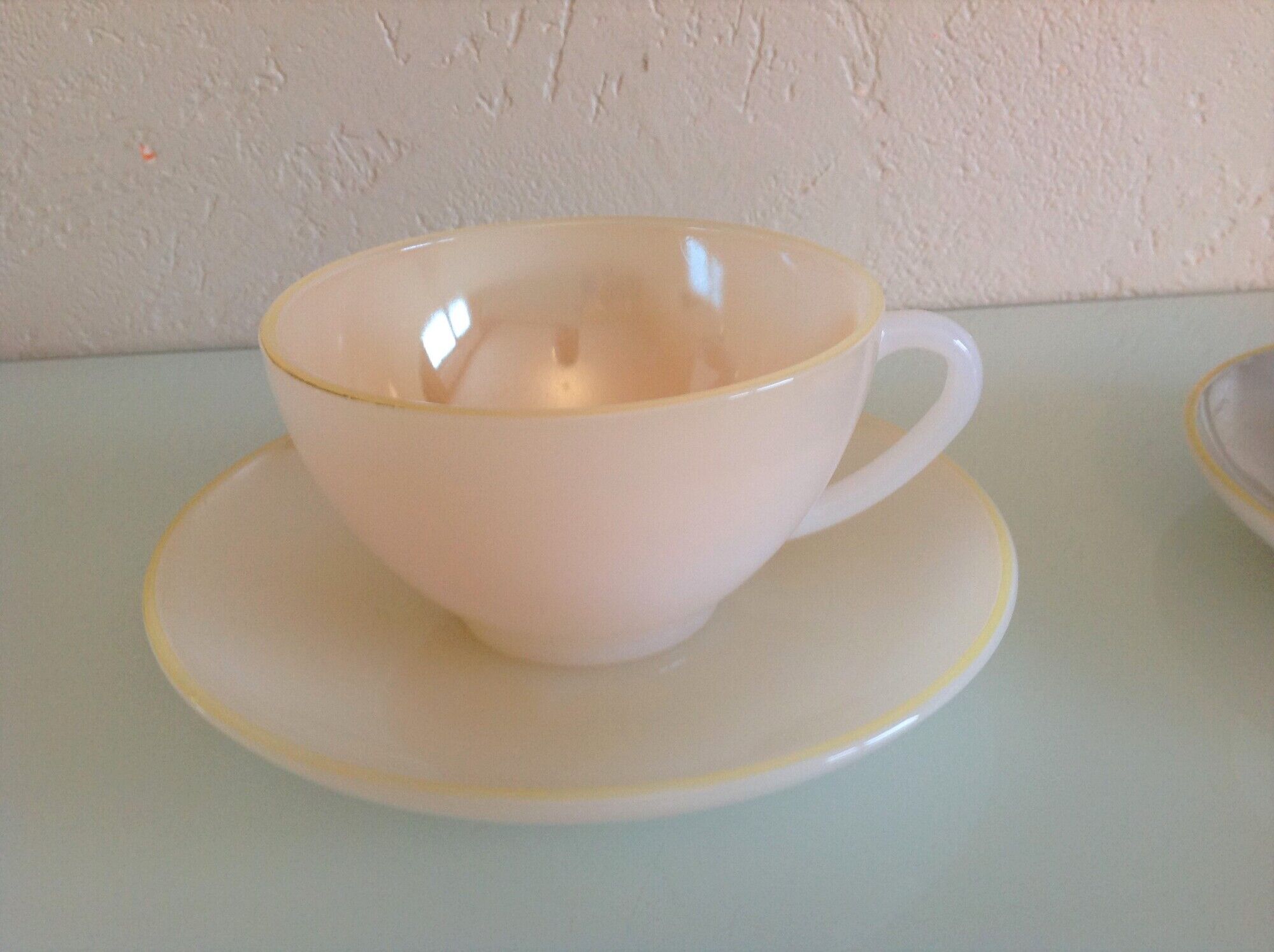 Pair of polychrome opaline cups by Arcopal / vintage 60s-70s
