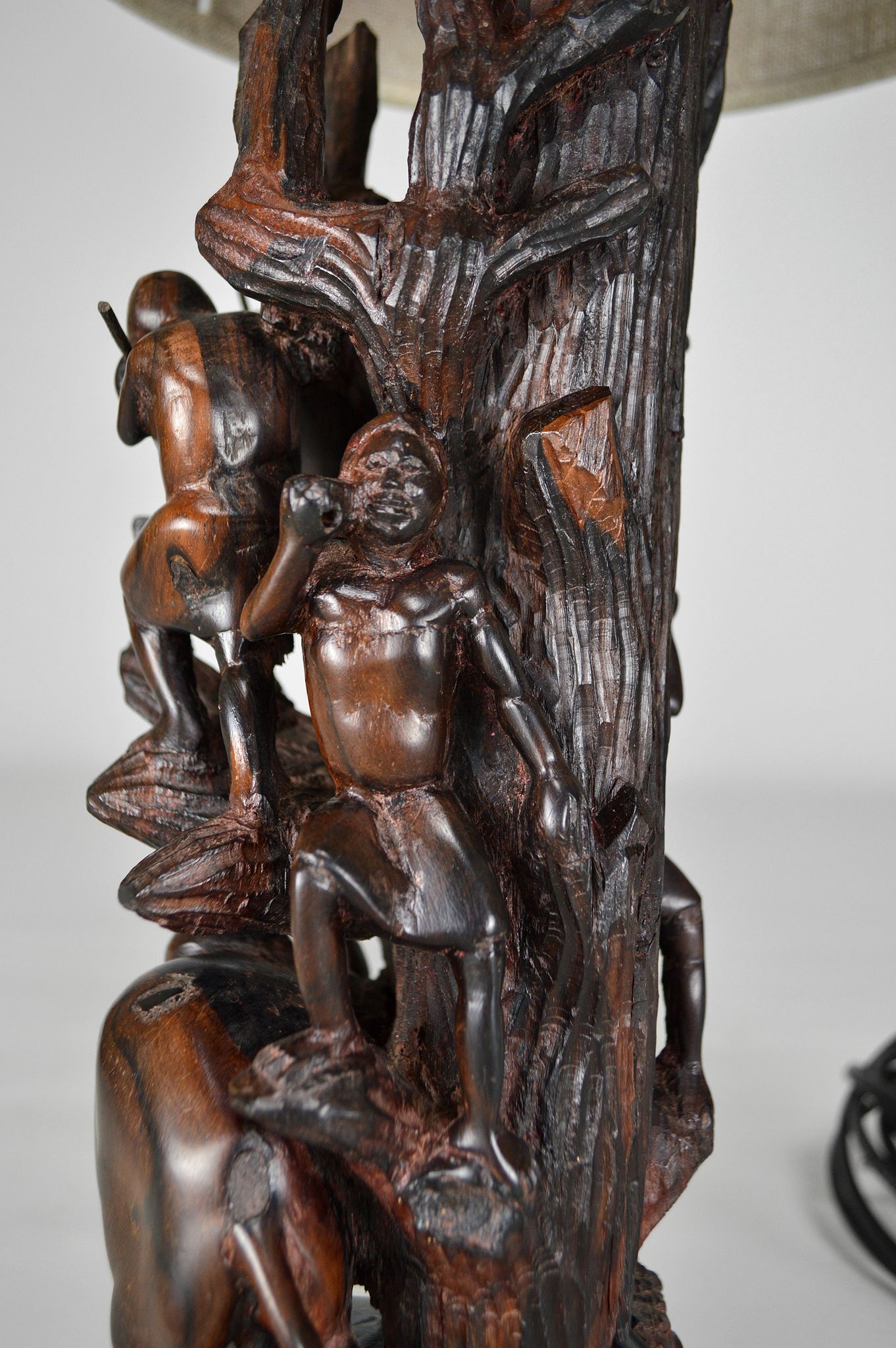 Lampe africaine en ébène sculpté, "Chasseurs, buffle et crocodile"