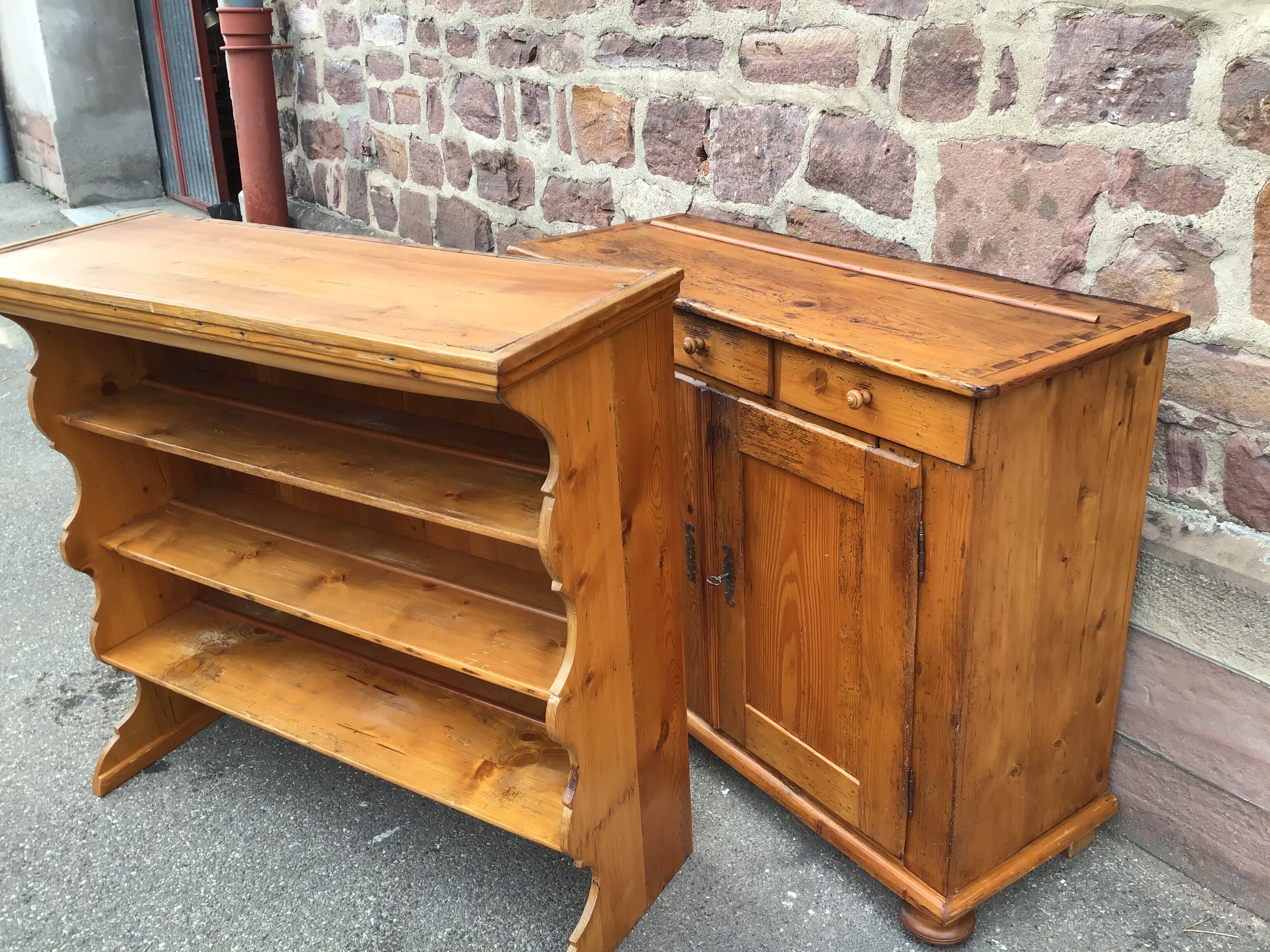 Vaisselier rustique régional vintage en sapin
