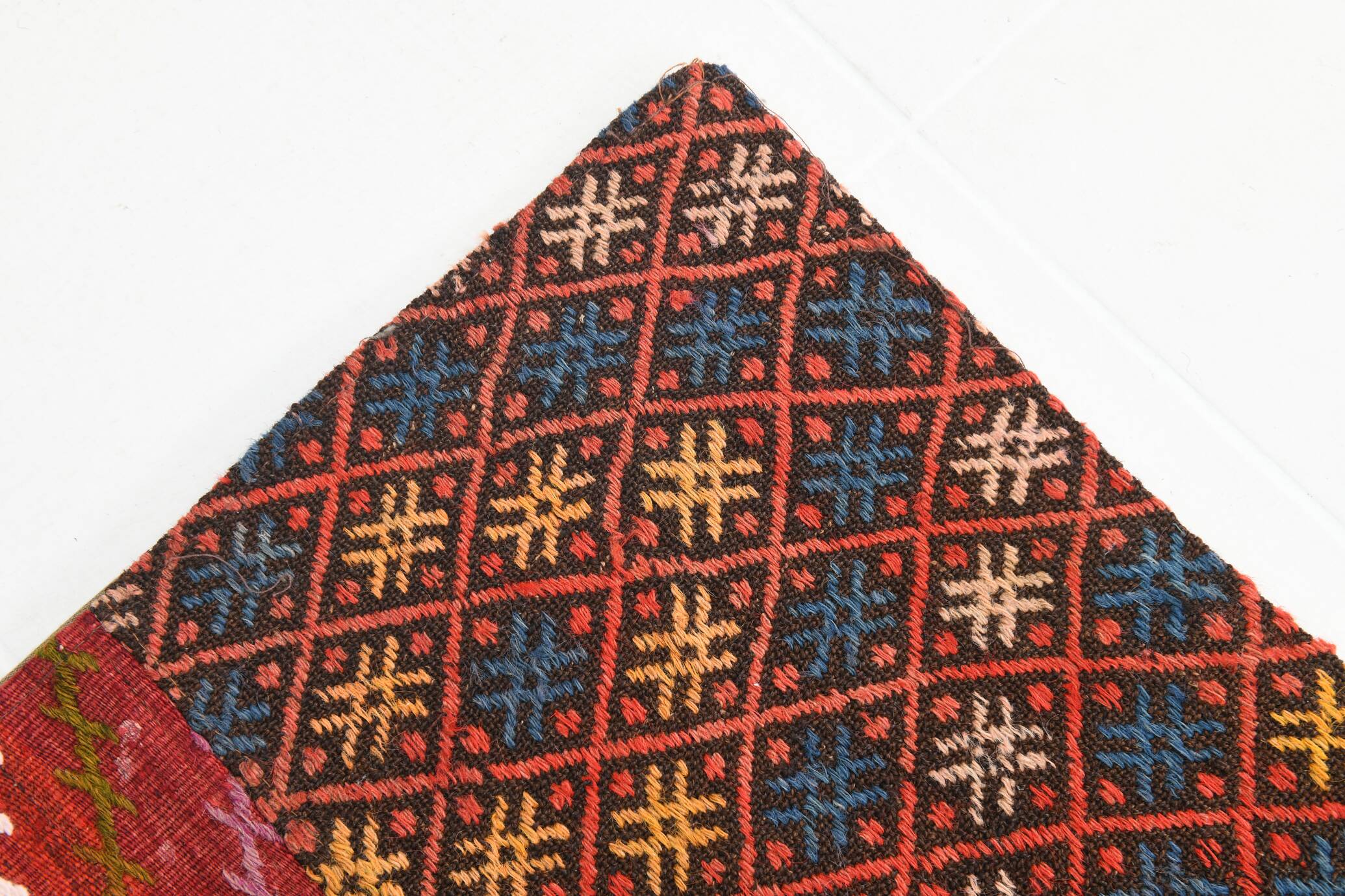Tapis Kilim fait main contemporain rouge et marron, 165x240 cm