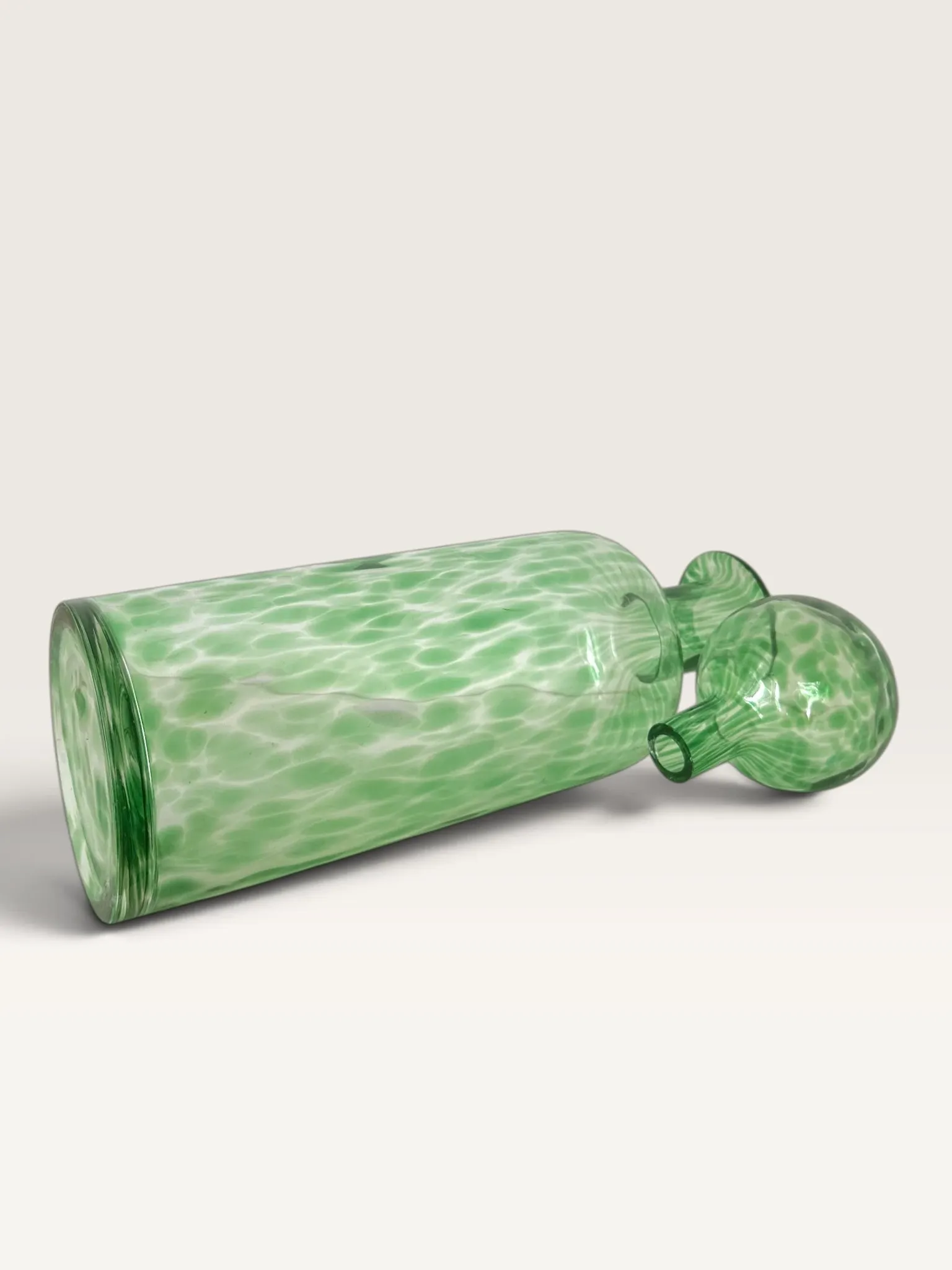 Grande carafe en verre soufflé moucheté vert avec bouchon boule