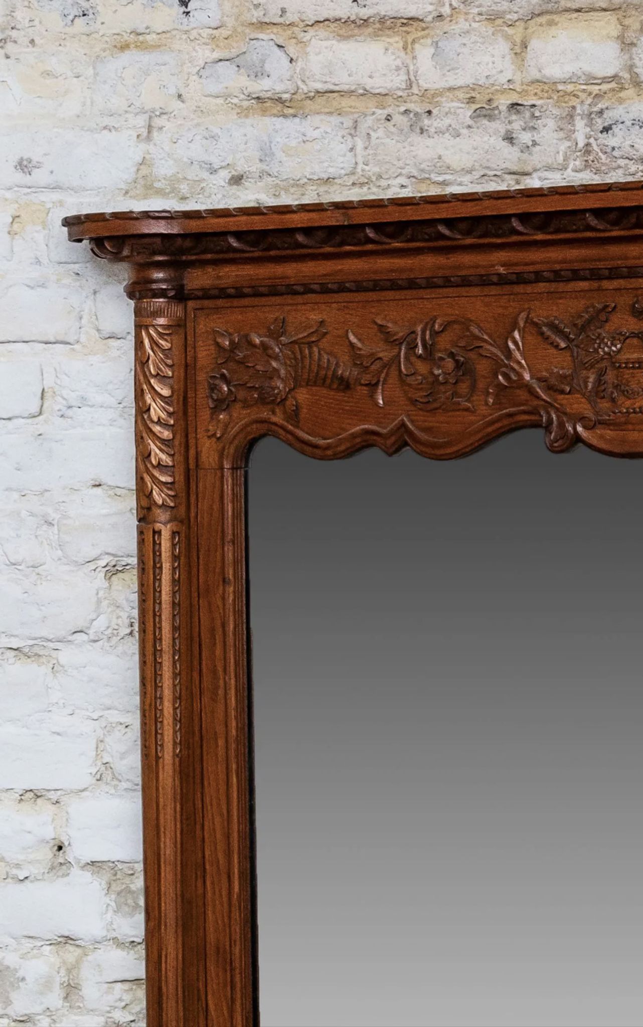 Miroir biseauté en chêne sculpté début XXème