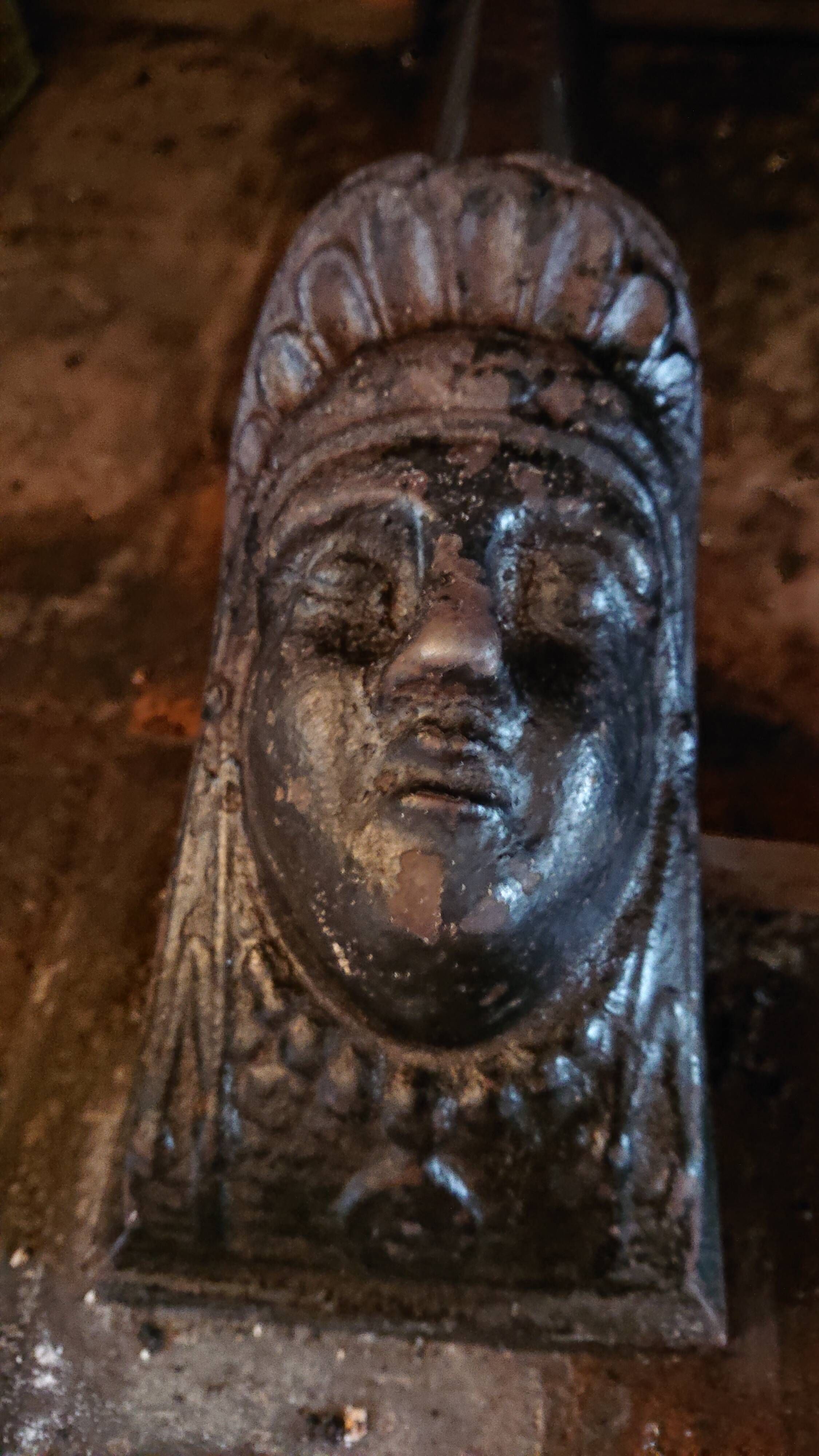 Chenets et plaque en fonte