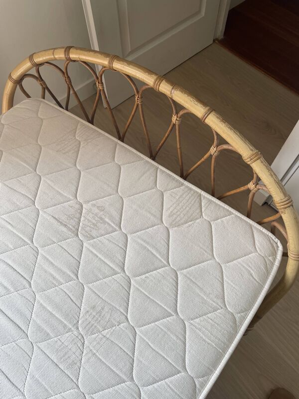 Lit corbeille en rotin vintage