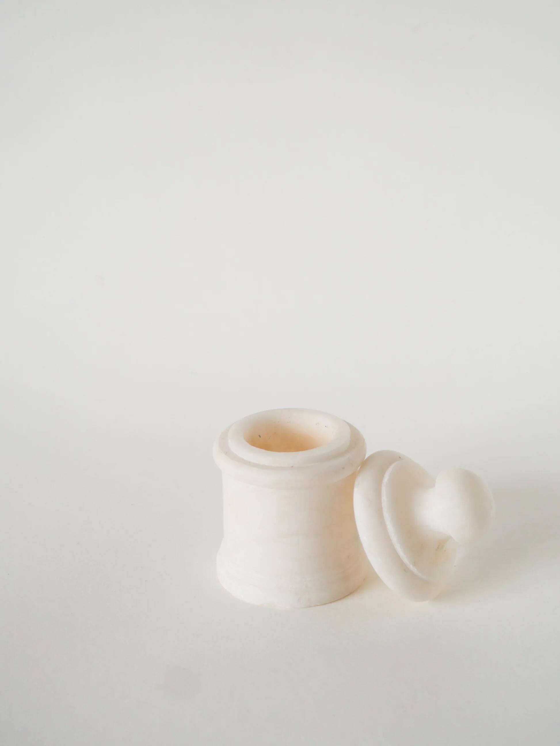 Alabaster box, round shape, white, design, 1970 - 13 x 8 cm