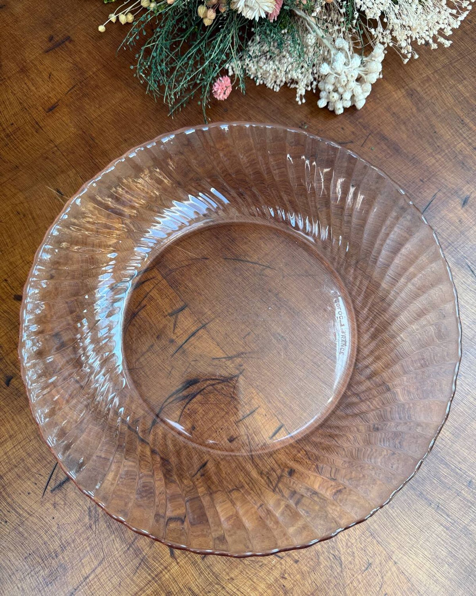 Plat rond creux Rosaline en verre rose