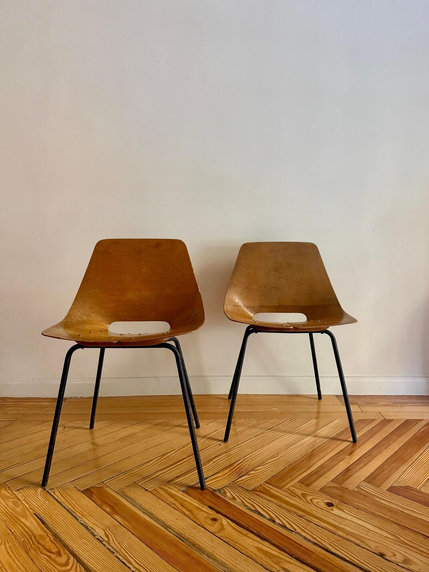 Set of six "Tonneau" chairs by Pierre Guariche, manufactured by Steiner in the 1950s.