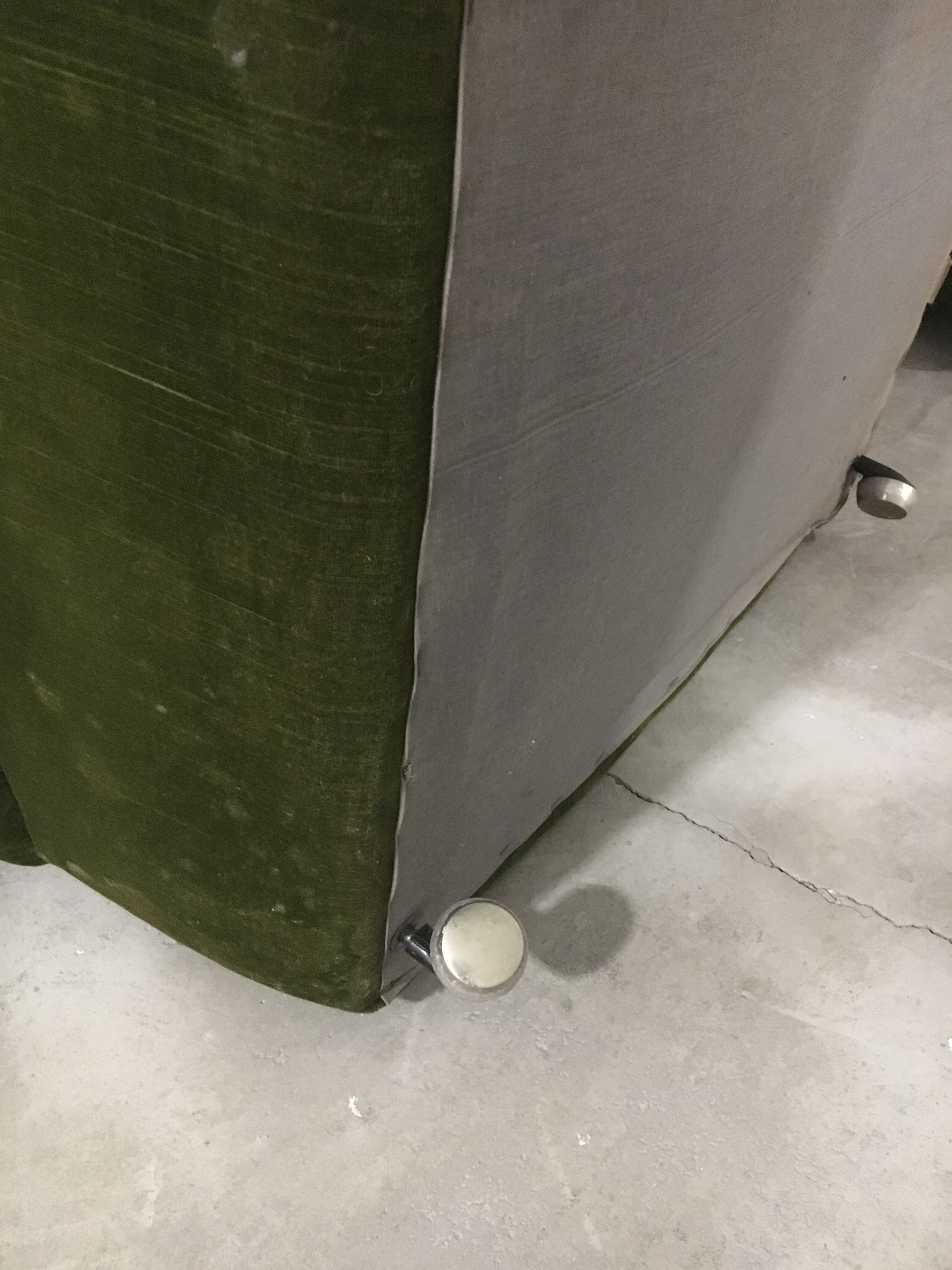 Paire de fauteuils, velours vert à roulettes, des années 70
