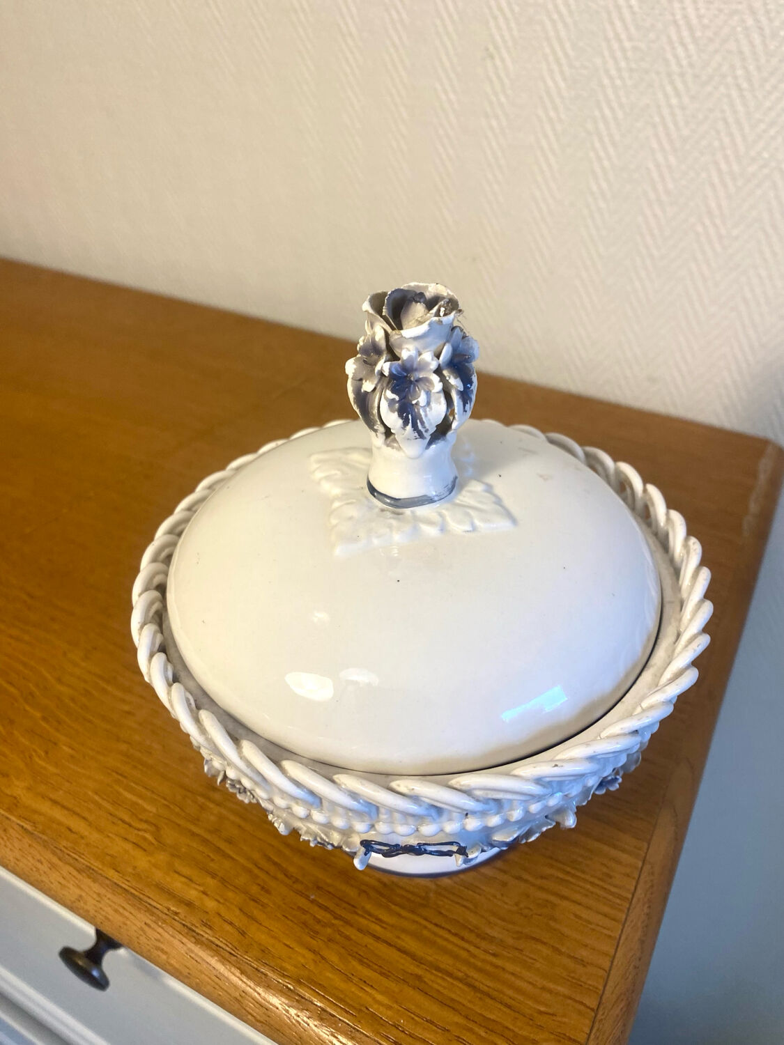 Antique porcelain sweet box from the late 19th century.
