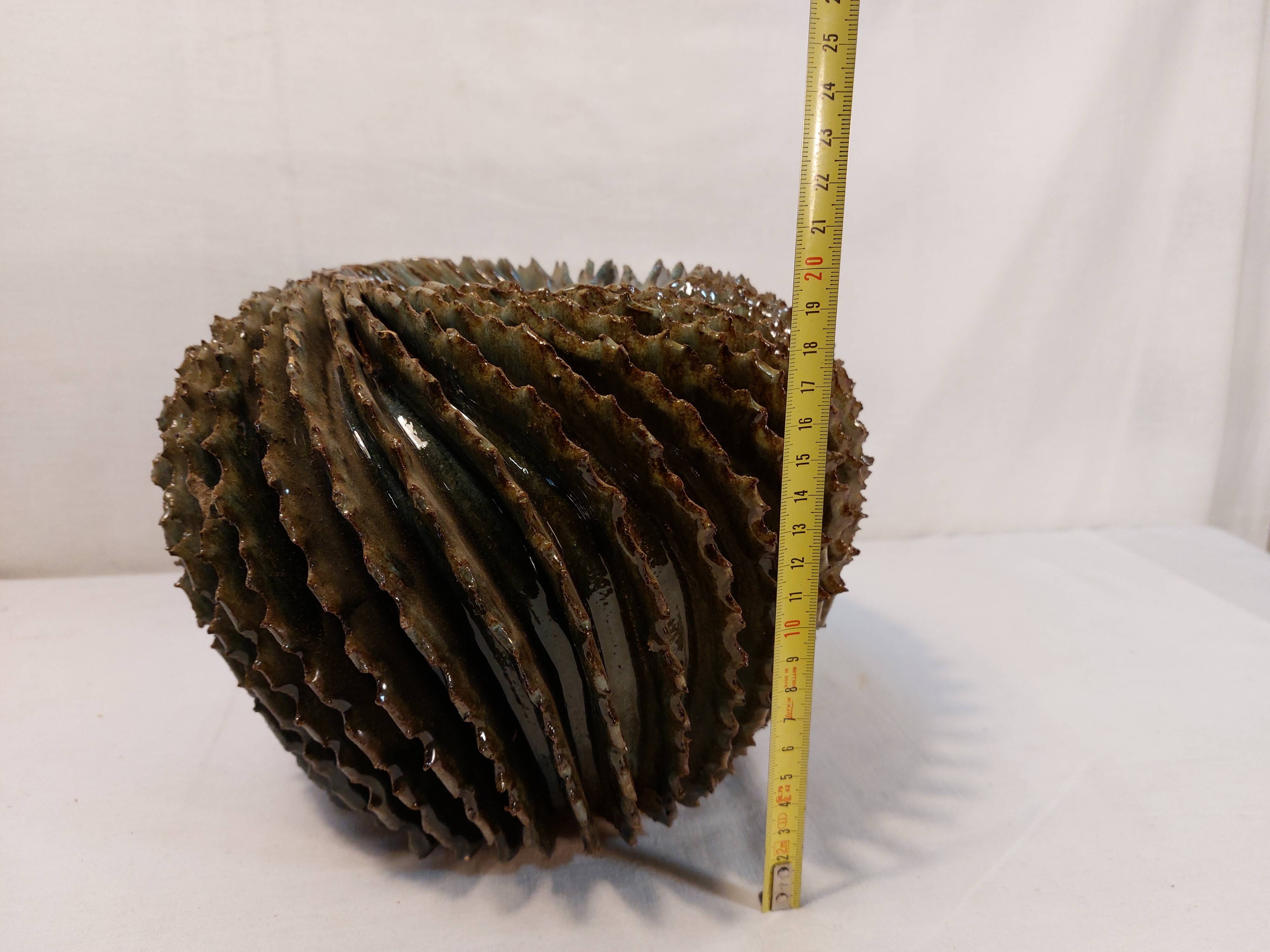 vase boule à ailettes torsadées