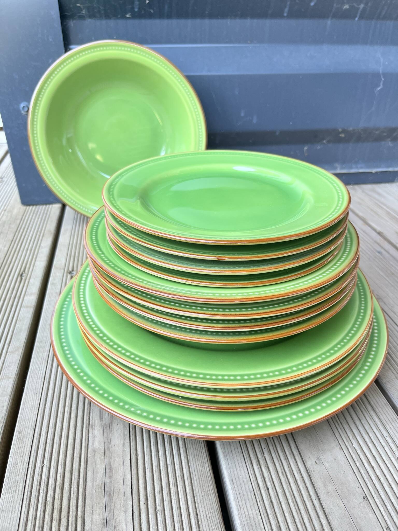 3 assiettes plates vertes