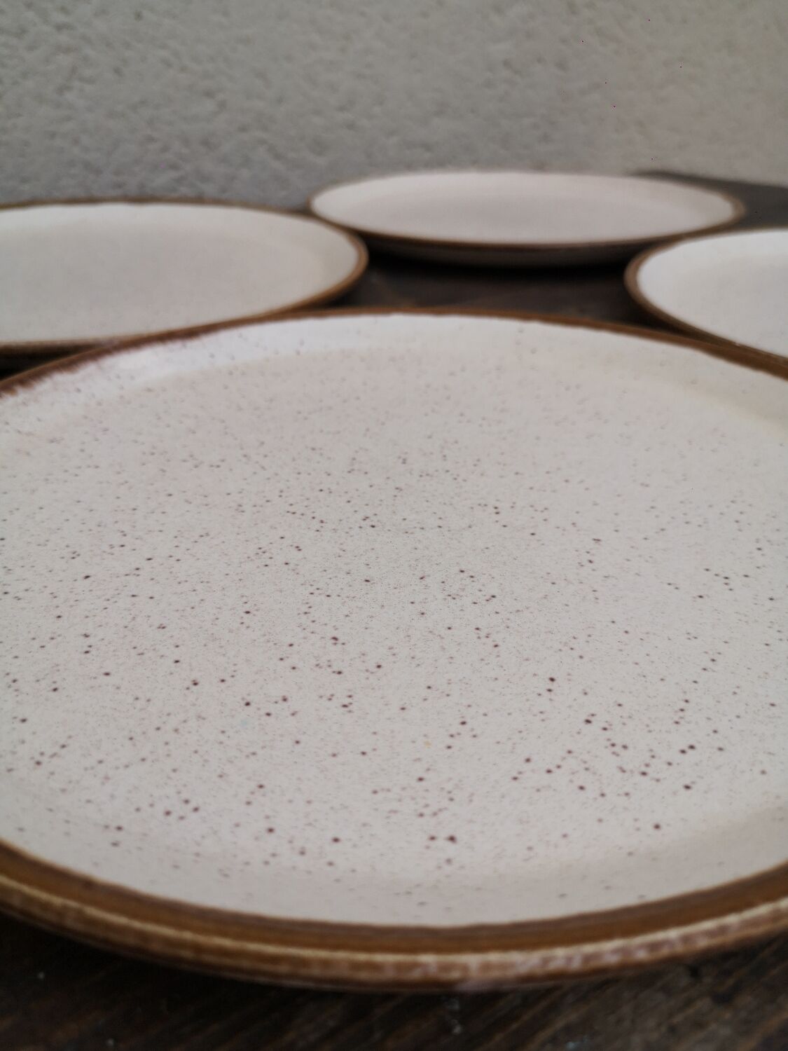 Flat ceramic plates