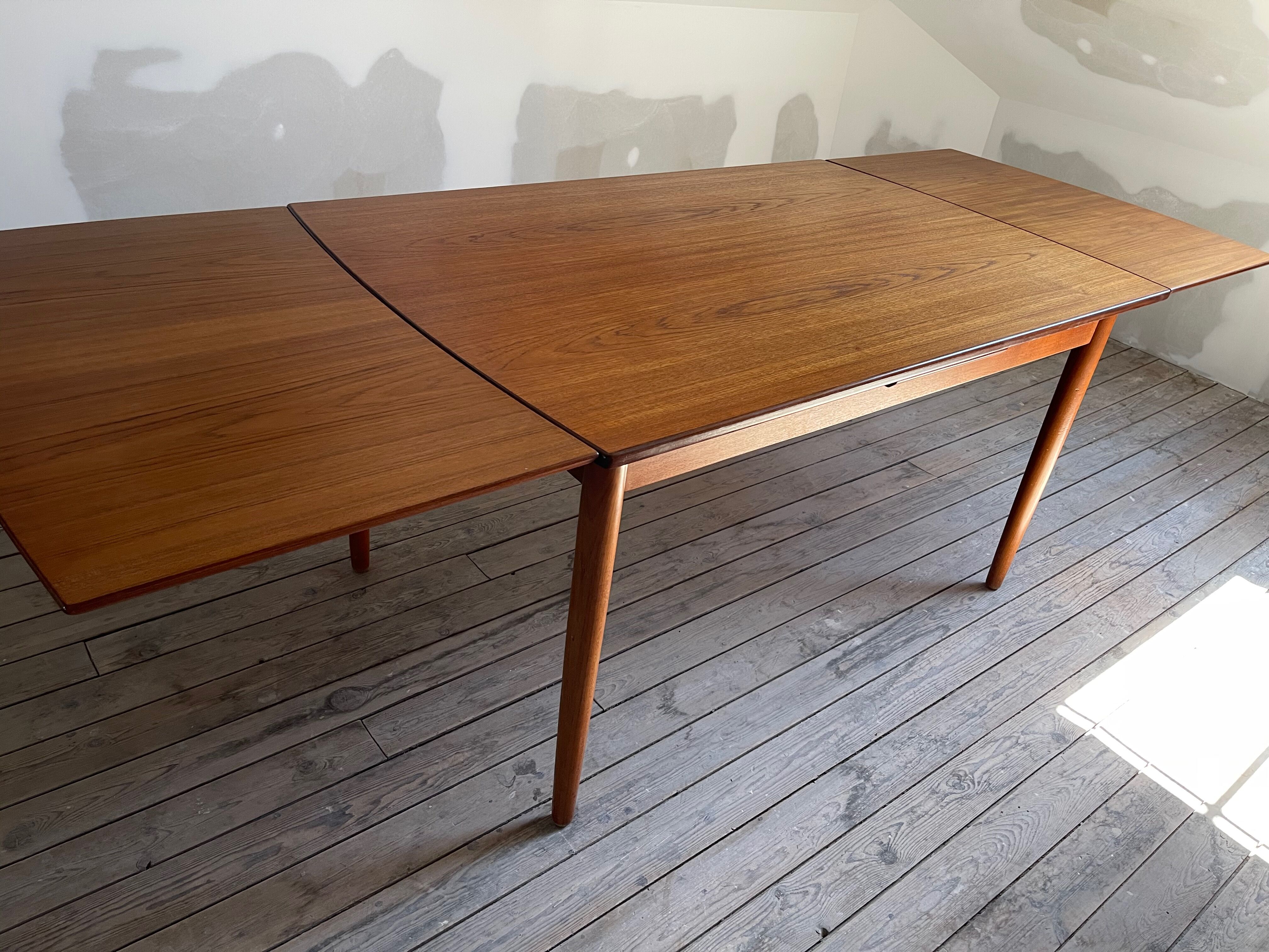 Scandinavian table in tack
