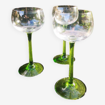 3 verres à vin d'alsace à pied vert