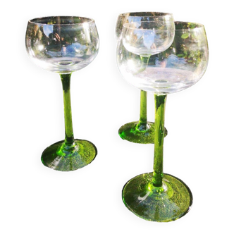 3 verres à vin d'alsace à pied vert