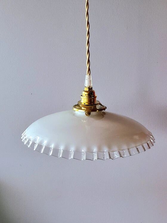 Suspension in pleated opaline
