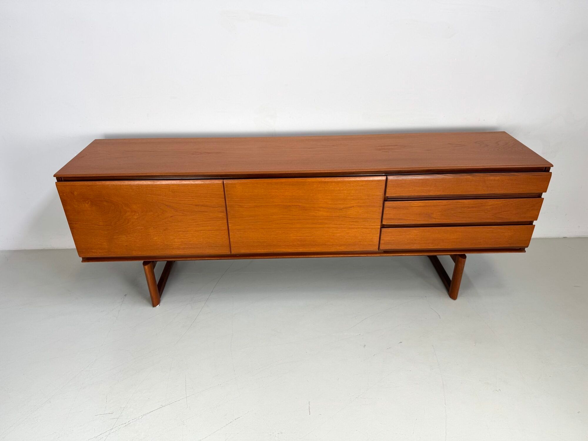Vintage sideboard White an Newton