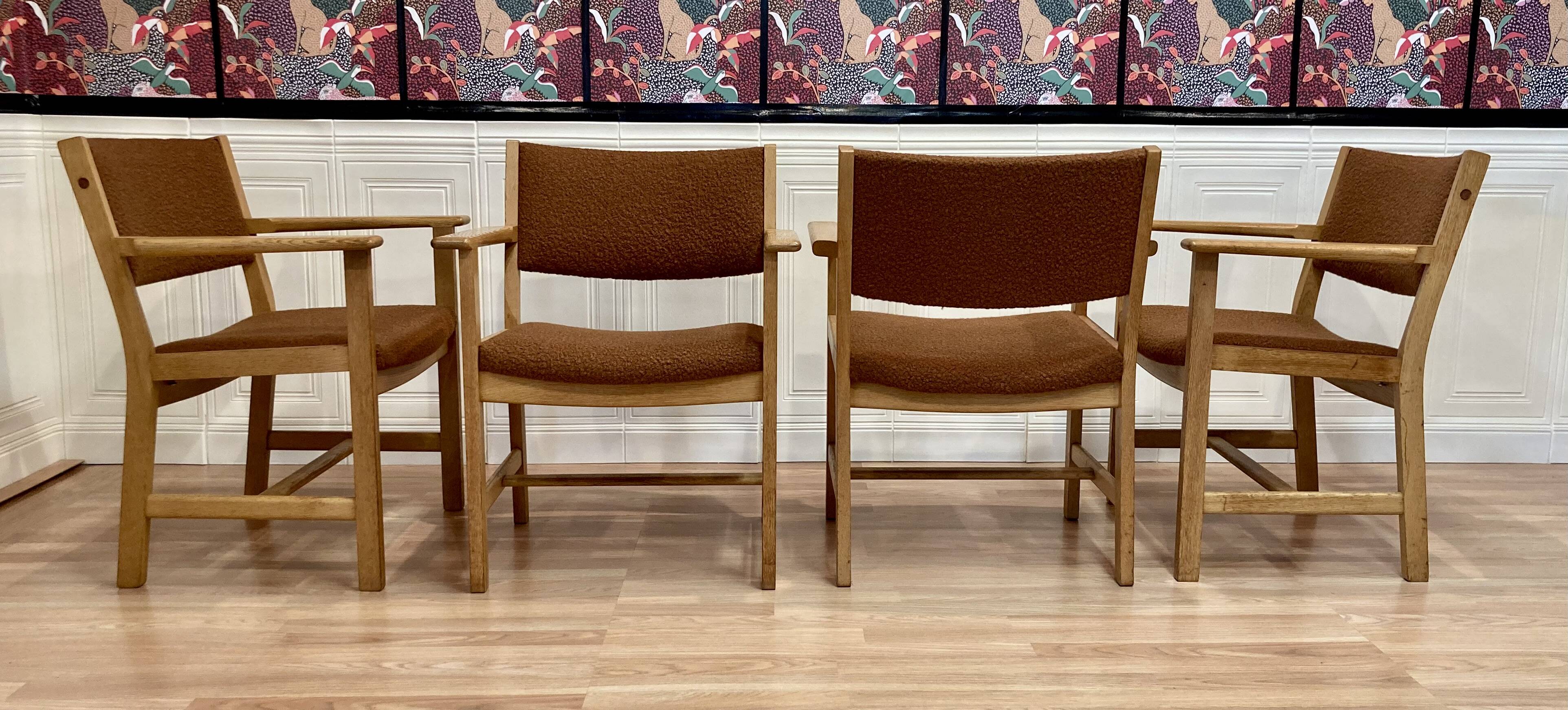SUITE DE 4 FAUTEUILS ESTAMPILLE "HANS WEGNER" 1960.