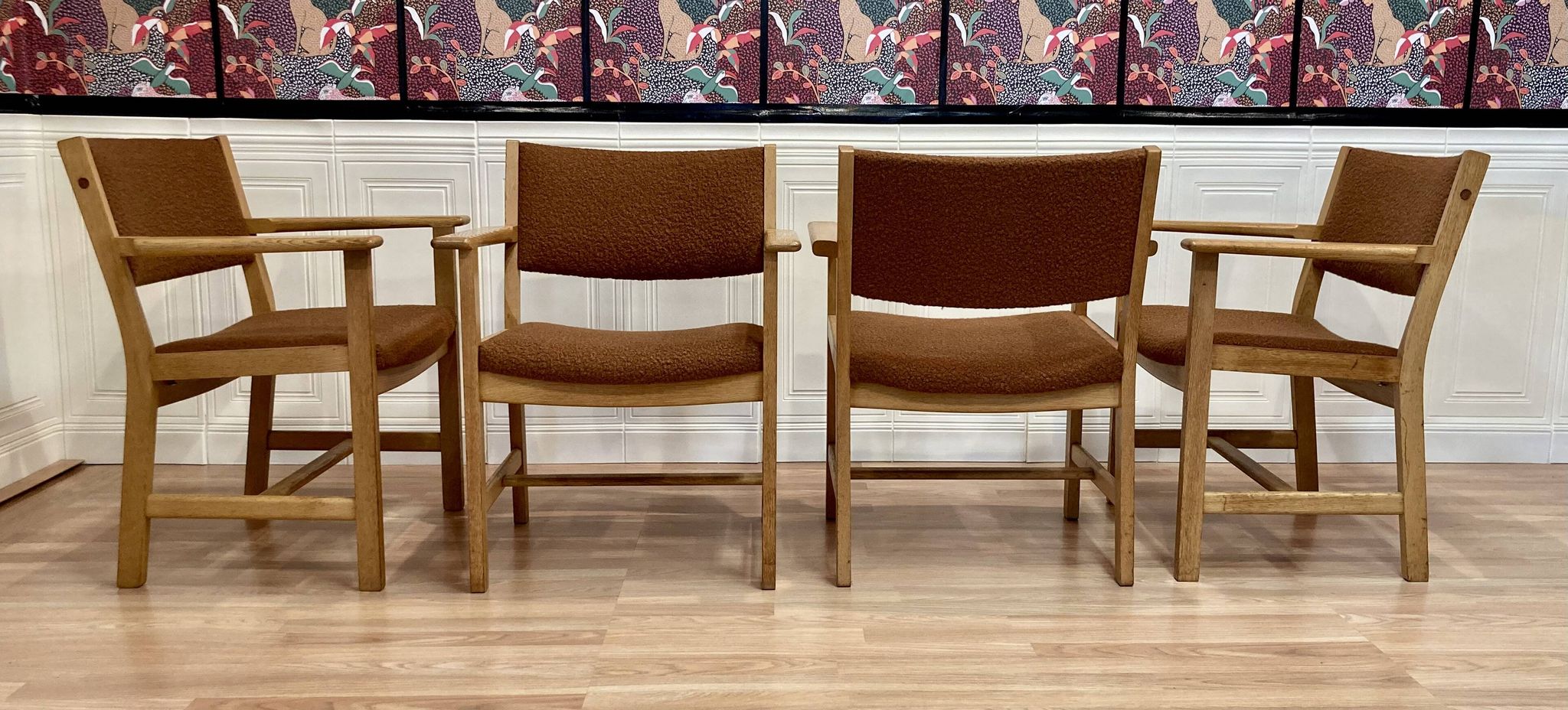 SUITE DE 4 FAUTEUILS ESTAMPILLE "HANS WEGNER" 1960.