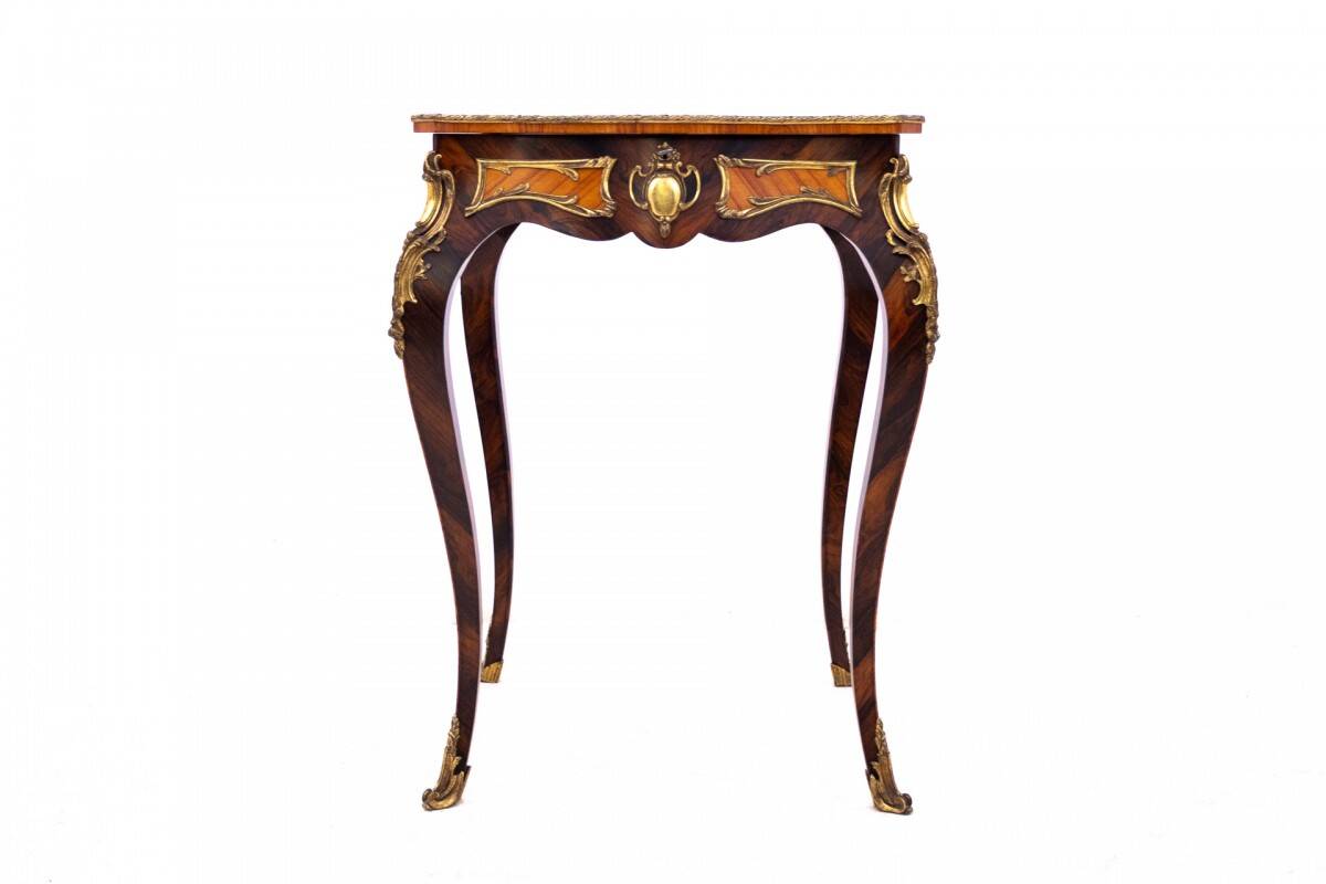 Table basse unique, France, vers 1880.