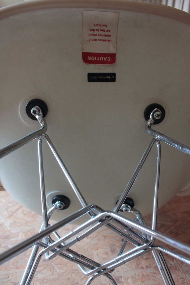Vintage Eiffel Fiberglass Chair by Charles & Ray Eames for Herman Miller, 1970s