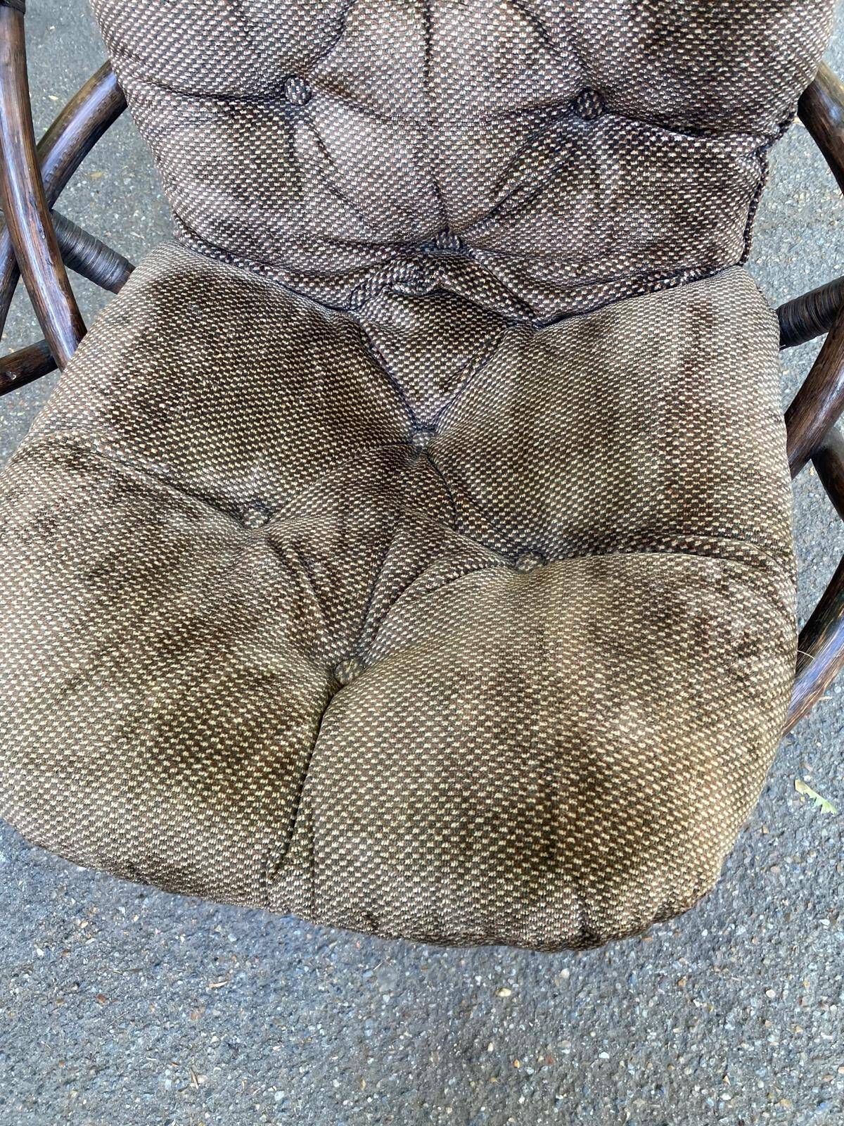 Fauteuil pivotant en rotin et coussin velours marron années 70