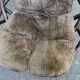 Fauteuil pivotant en rotin et coussin velours marron années 70