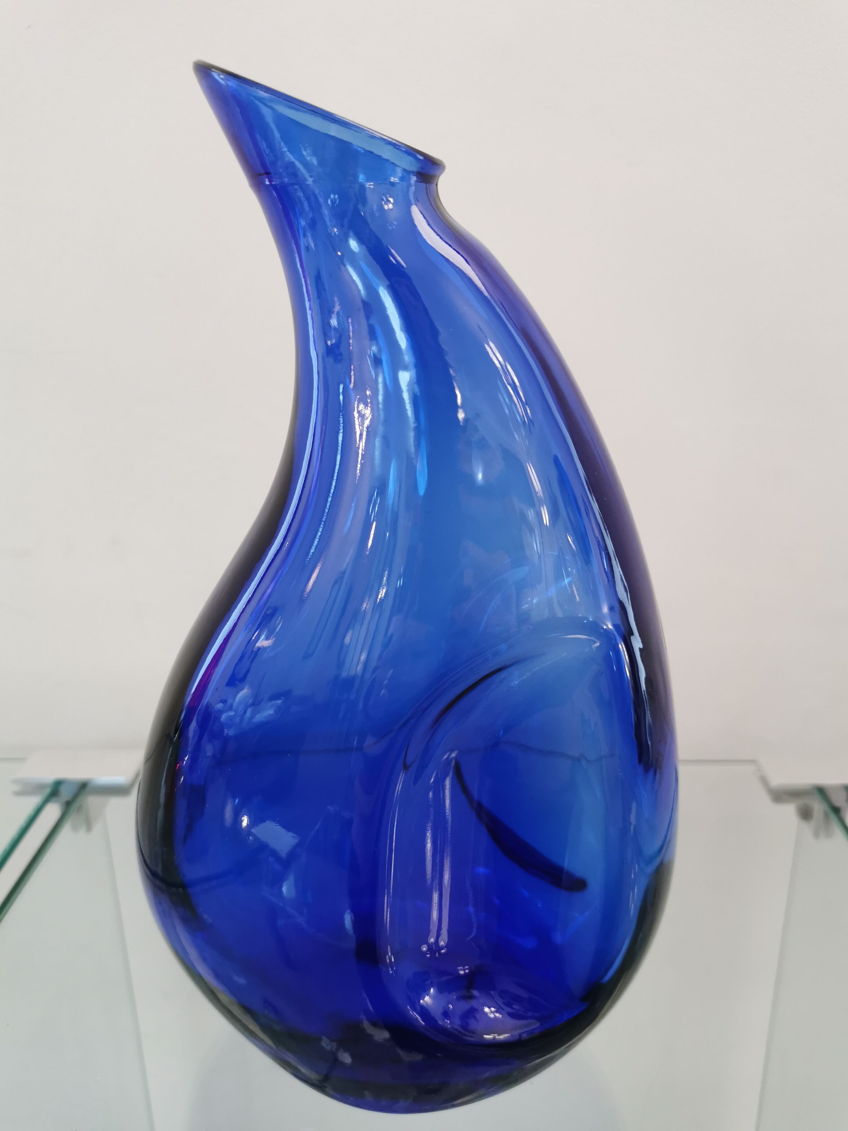 Carafe en verre bleu vintage