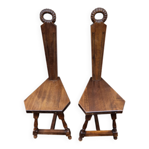 2 chaises à trois pieds